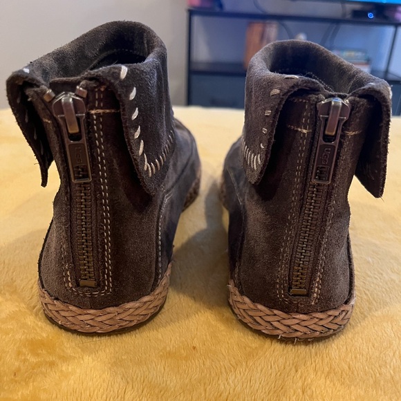 Ugg Varney Amphora Booties size 8 - Picture 7 of 8